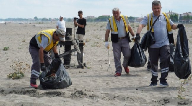 Sahilden 2.5 ton atık çıktı