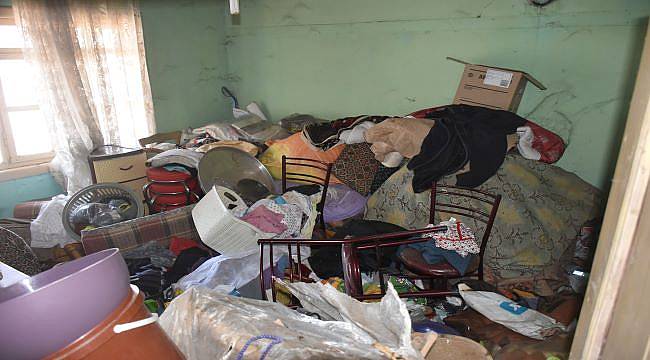 Sinop&#039;ta bir evden dört kamyon çöp çıkarıldı