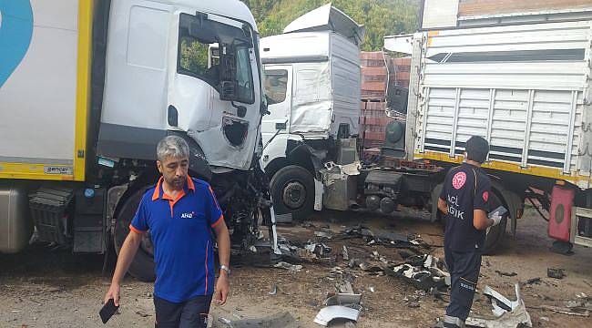 Zonguldak'ta kargo aracının park halindeki araçlara çarptığı kazada 3 kişi yaralandı