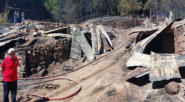 Artvin&#039;de çıkan yangında 3 ev, 3 samanlık zarar gördü