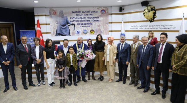 KAYSO'da 'Yılın Ahisi' Mustafa Dener kaftanı giydi