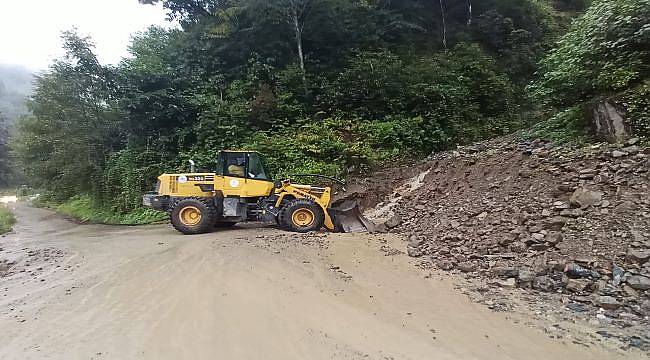 Rize&#039;de yağışın ardından toprak kayması nedeniyle kapanan köy yolları ulaşıma açıldı