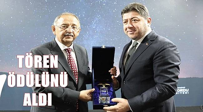 Başkan Tören ödülünü aldı