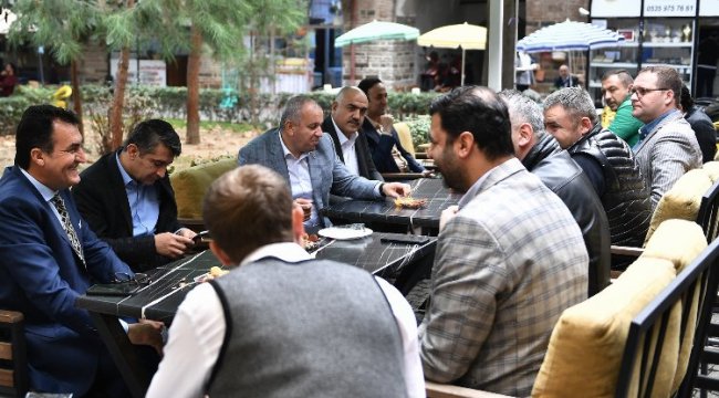 Bursa Osmangazi&#039;de Başkan Dündar esnafı kahvaltıda dinledi