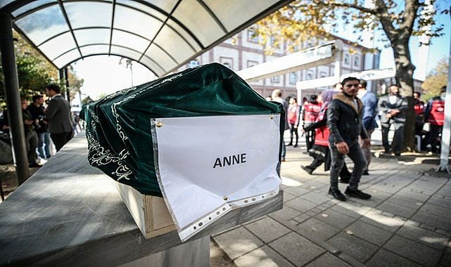 Yangında ölen anne ile 8 çocuk toprağa verildi