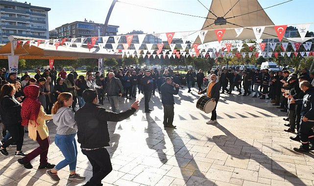 İzmir Çiğli&#039;de davullu zurnalı &#039;toplu&#039; sevinç