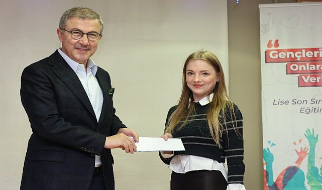 İstanbul Eyüpsultan&#039;da liselilere 750 TL eğitim desteği