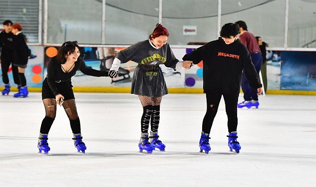 Karneyi alan buz pistine koştu