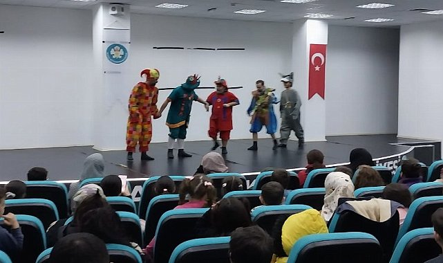 Manisa'da Turgutlulu çocuklara 'Hacivat-Karagöz' sürprizi