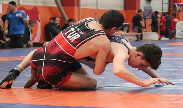 Şampiyon güreşçilere Düzce&#039;de turnuvalı anma