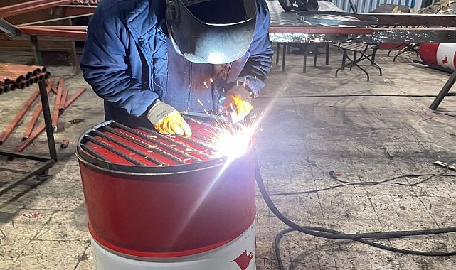 İzmit&#039;te boş variller depremzedeler için sobaya dönüşüyor