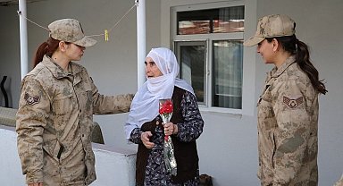 Bingöl’de jandarma 107 yaşındaki kadını unutmadı