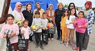 Manisa'da afet bölgesindeki çocuklara hediyeler