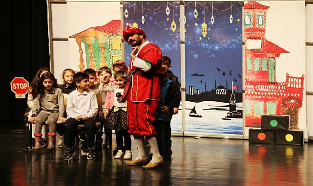 Rize'de 'Hacivat-Karagöz'le sahne aldılar