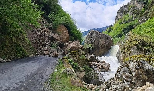 Trabzon'da heyelan! Yol ulaşıma kapandı