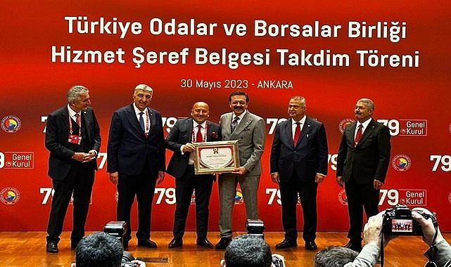 Başkan Kahraman'a Hizmet Şeref Belgesi