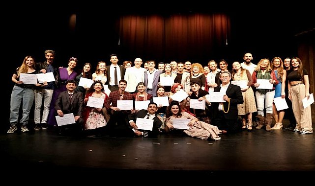 Bursa&#039;da genç tiyatrocular mezuniyet için sahnede