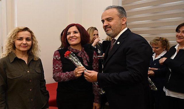 Bursa&#039;da hemşirelere karanfilli kutlama