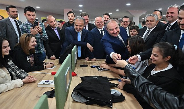 Bursa İnegöllü gençlerin yeni merkezi... Gençlere Bakan Varank&#039;tan 10 GB internet