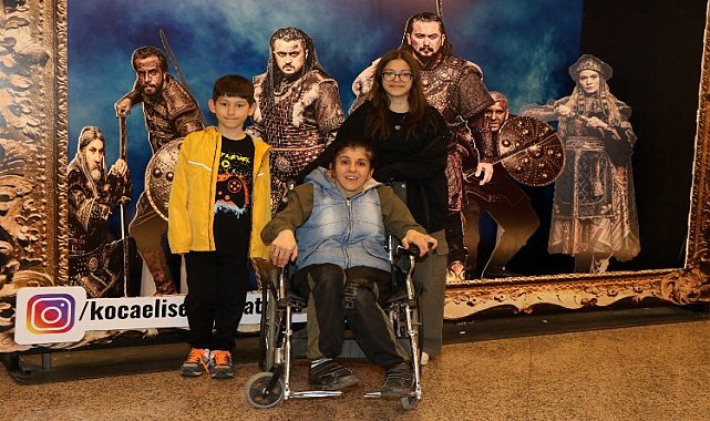 Kocaeli&#039;de tiyatro tüm engelleri aşıyor