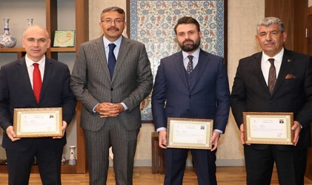 Kütahya Valisi&#039;nden başkan yardımcılarına başarı belgesi