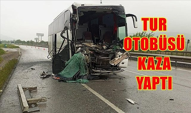 Öğrencileri taşıyan otobüs kaza yaptı