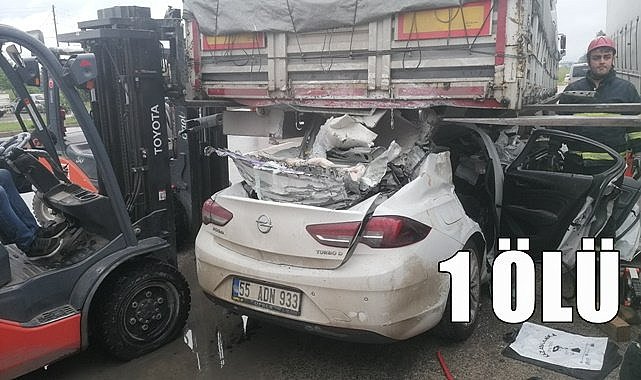 Otomobil tırın altına girdi