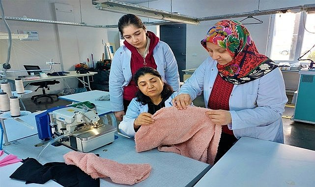 Başkan Tören sözlerini yerine getiriyor