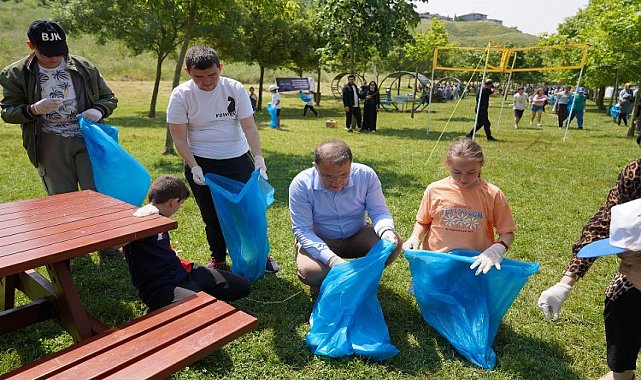 Beylikdüzü'nde çocuklar kıyıda sahil temizliği yaptı