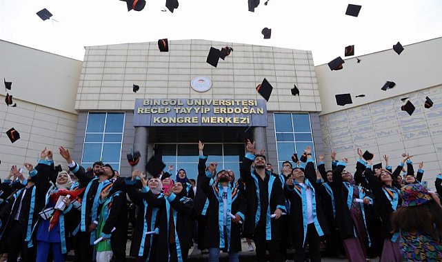 Bingöl Üniversitesi'nde mezuniyet coşkusu