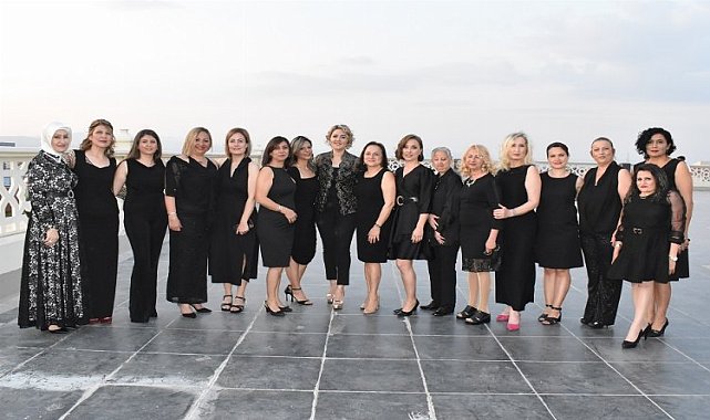 Manisa'da okul koridorlarından sahneye