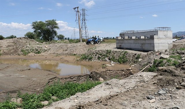 Manisa Salihli'de dur geç köprüleri ortadan kalkıyor