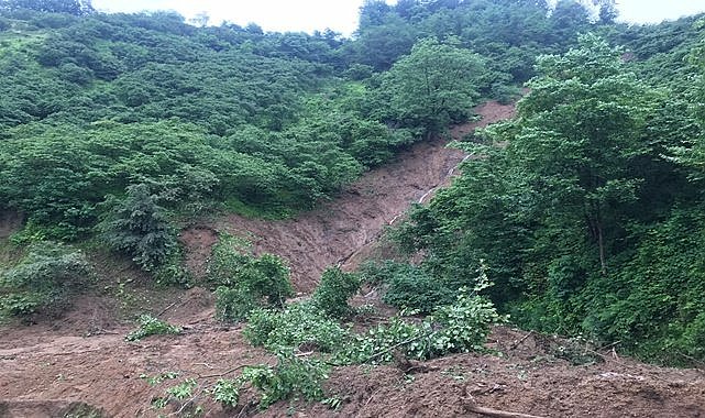 Ordu'da heyelan oldu yol kapandı