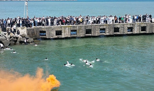 Ordu'da öğrenciler diplomalarını yüzerek aldı