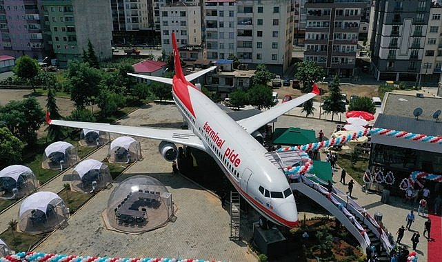 Trabzon'da pisten çıkan uçak pide salonu oldu