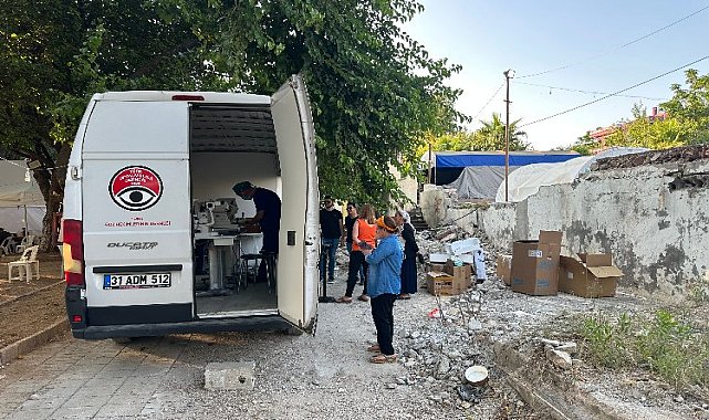 Gönüllü göz hekimlerinden afetzedelere mobil muayene
