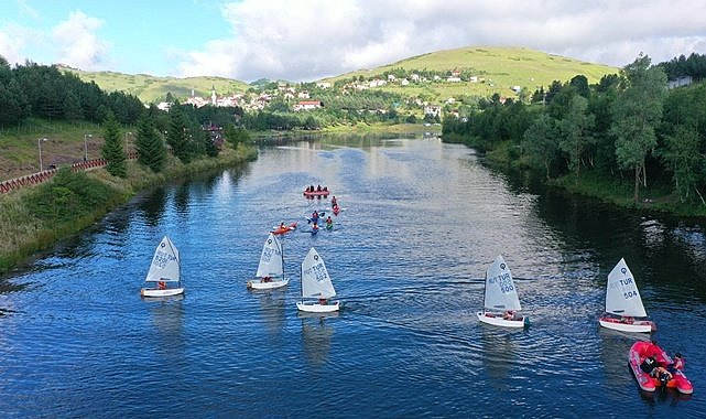 Turizm merkezi yaylada kano ve yelken yarışı