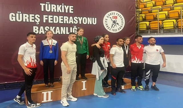 Türkiye Güreş Şampiyonu Süloğlu'ndan