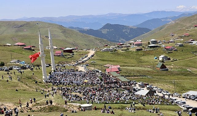 Üstü açık camide cuma namazı geleneği
