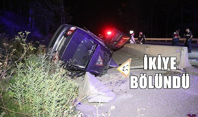 Bariyerlere çarpan otomobil ikiye bölündü