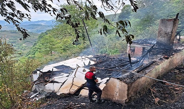 Ordu Aybastı&#039;da ev yangını