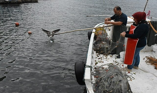 Emektar balıkçılar Ayşe ve Murat Yar&#039;ın ömrü denizde geçiyor