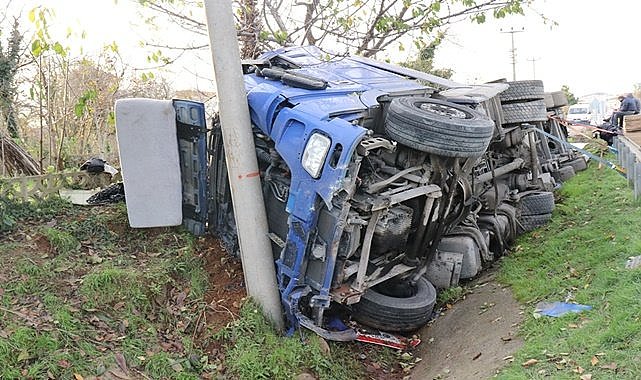 Ordu&#039;da sunta yüklü tır yan yattı