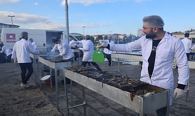 Ordu Üniversitesi&#039;nde öğrenciler ile protokol hamsi günüde buluştu