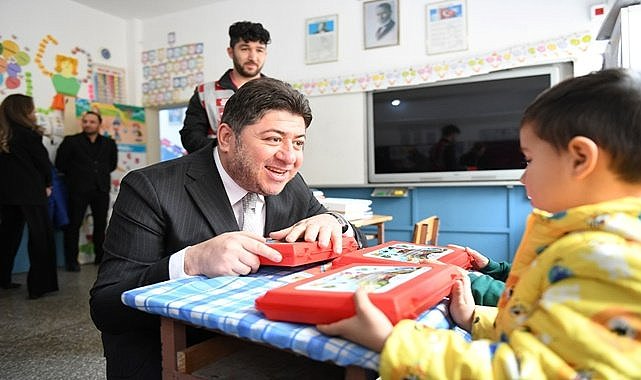 Başkan Tören&#039;den öğrencilere kırtasiye seti