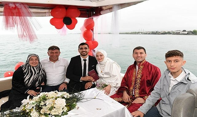 Rahime Nur  Temel ile Bayram Ali Tabak&#039;ın nikahı teknede kıyıldı