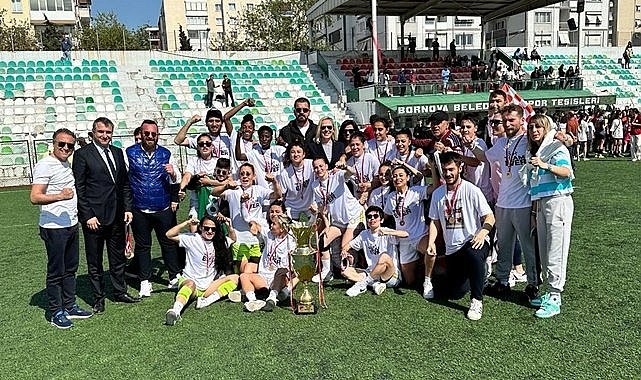 Süper Lig&#039;e yükselen Ünyespor Kadın Futbol Takımını ilk Vali Erol kutladı