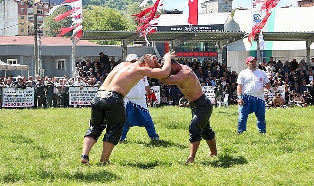 Gölköy'de 5.düzenlenen yağlı güreşlere Ordu protokolü tam kadro katıldı