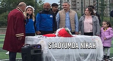 Ordu'da Ezgi ile Hakan'ın nikahı stadyumda kıyıldı