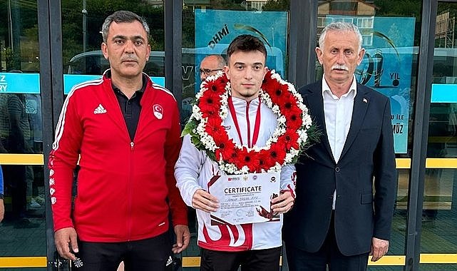 Balkan Şampiyonu Yaşar Efe Akçay, Ordu Giresun Havalimanı&#039;nda çiçeklerle karşılandı
